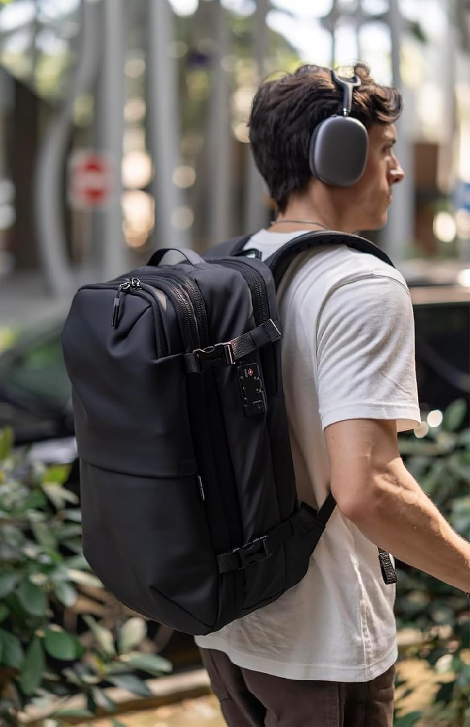 Discoverer 60L Vacuum-Seal Travel Backpack